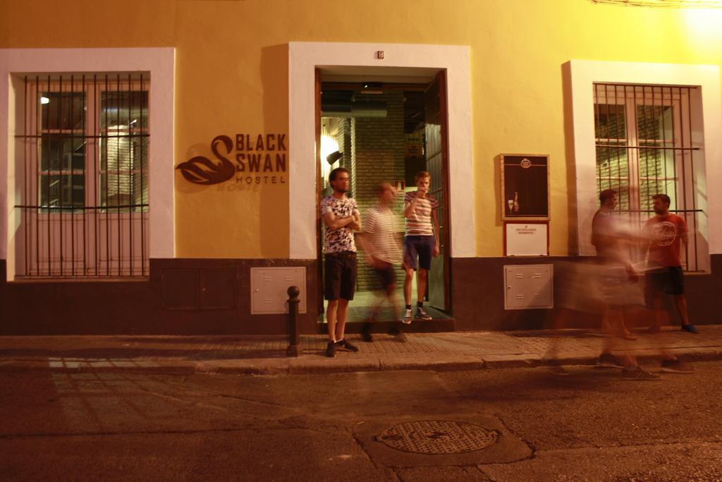 Black Swan Hostel Sevilla Exterior photo